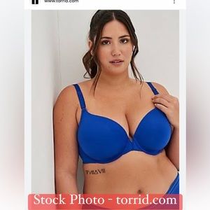 *SOLD*. NWOT T-SHIRT LIGHTLY LINED SMOOTH FRONT CLOSE 360° BACK SMOOTHING™ BRA